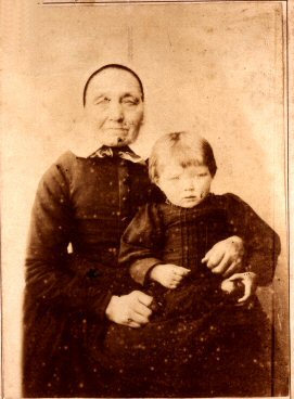janna van eijck (geb. 1827 overl. 1901) met kleindochter engbertdina johanna teunis geb.1892, foto ca. 1895